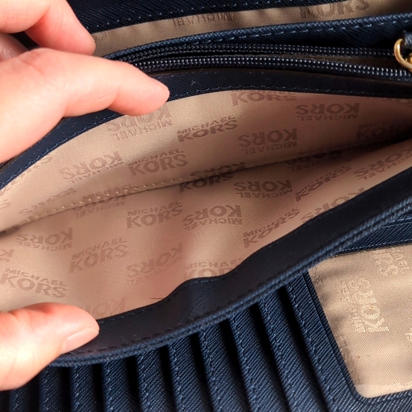 Michael Kors Jet Set Navy Blue Travel Zip Around Leather Wallet - Picture 11 of 15